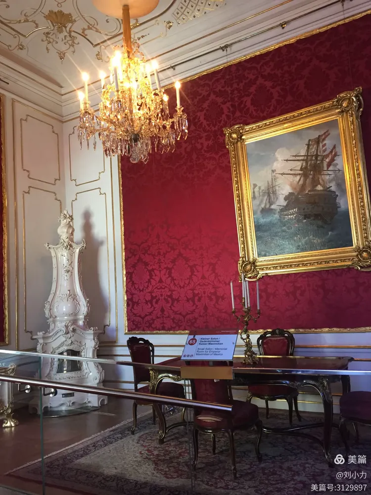 茜茜公主博物馆的六个展厅内陈列着大量来自皇后寝宫的真品和一些服饰的复制品，可以通过这些追寻茜茜公主生